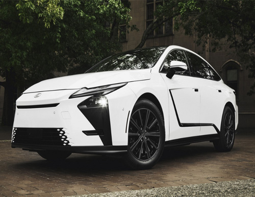 The eighth-generation ES lineup adds the Lexus ES 350h Hybrid, alongside the Lexus ES 350e and Lexus ES 500e